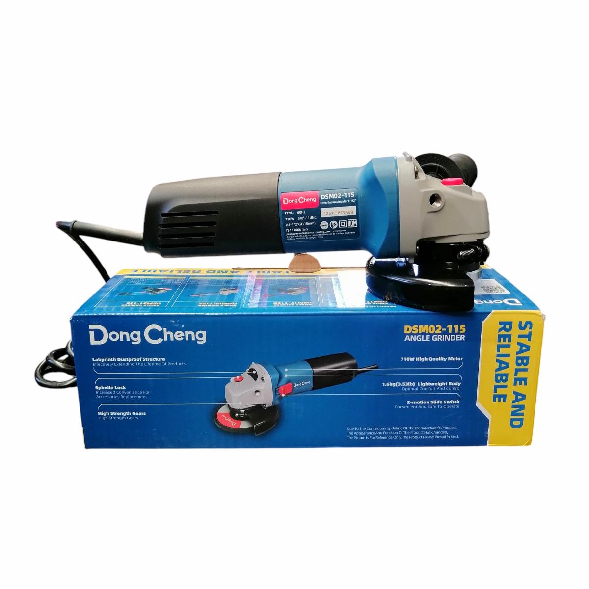 Esmeriladora angular Dong Cheng modelo DSM02-115 de 1200W, con cuerpo azul, mango negro y cabezal gris metálico. La herramienta se encuentra apoyada sobre su caja original de color azul, la cual detalla sus características técnicas y su diseño compacto para uso industrial