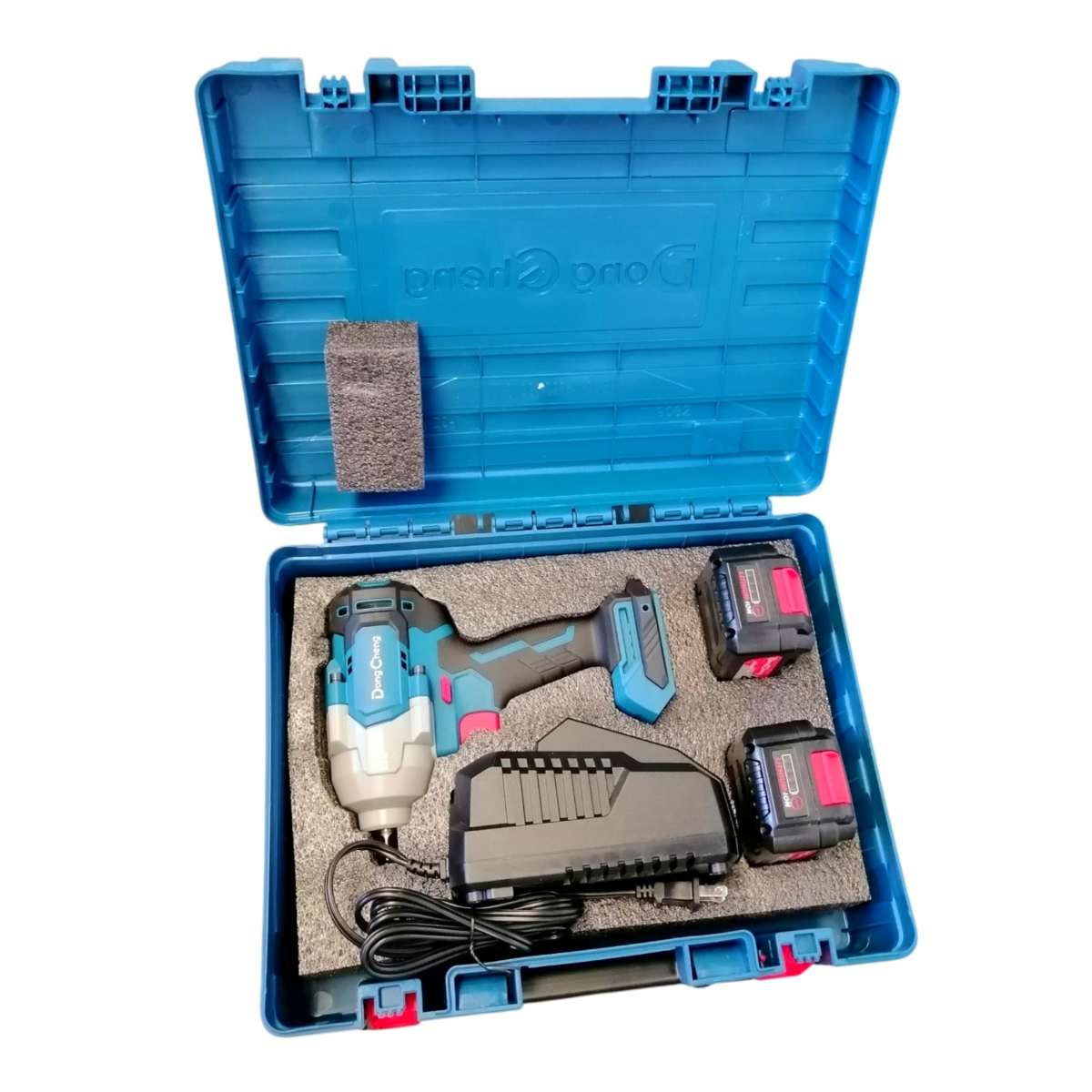 Estuche de transporte abierto con llave de impacto inalámbrica Dong Cheng, cargador de batería y dos baterías de repuesto protegidos en espuma.