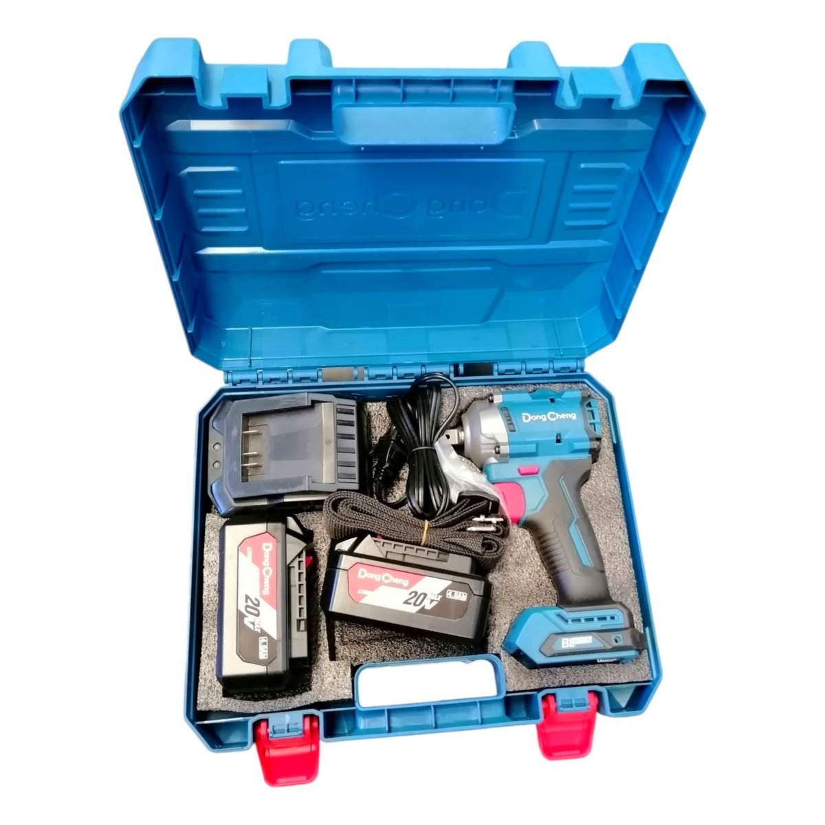 Estuche rígido abierto con kit de llave de impacto inalámbrica Dong Cheng de 20V, incluye cargador, dos baterías y accesorios organizados en espuma protectora.