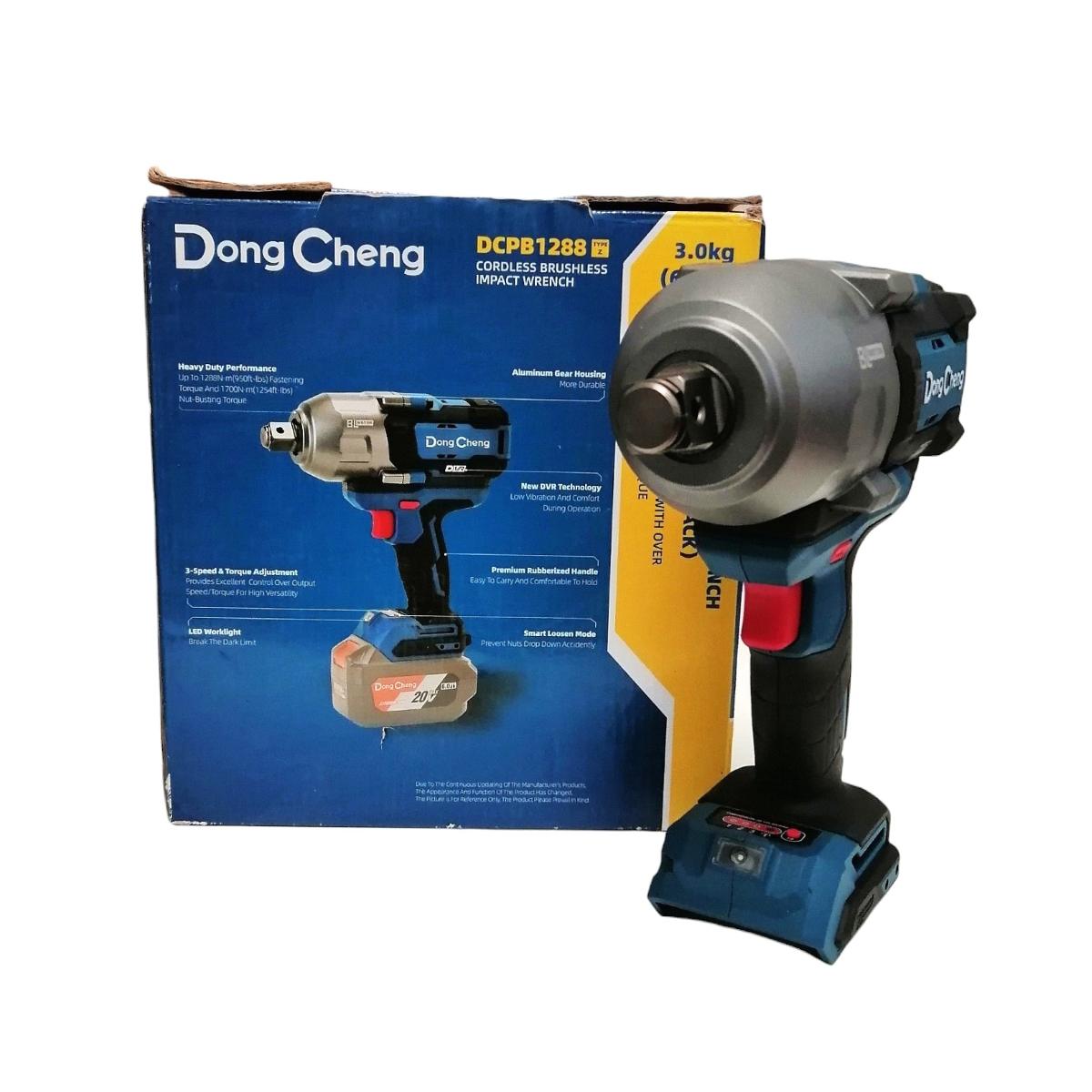 Llave de impacto inalámbrica Dong Cheng DCPB1288Z sin batería de tres cuartos colocada junto a su caja original de empaque de fábrica sobre fondo blanco.