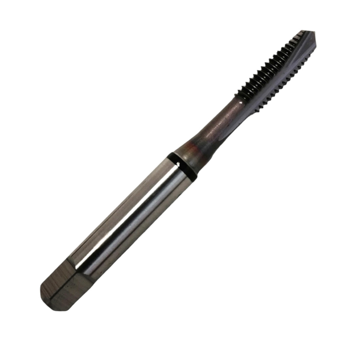 Machuelo de acero cobalto HSS-E marca YG-1, medida M6 x 1.0, punta tipo GUN con recubrimiento de carbonitruro de titanio (TiCN) para barrenos pasantes.