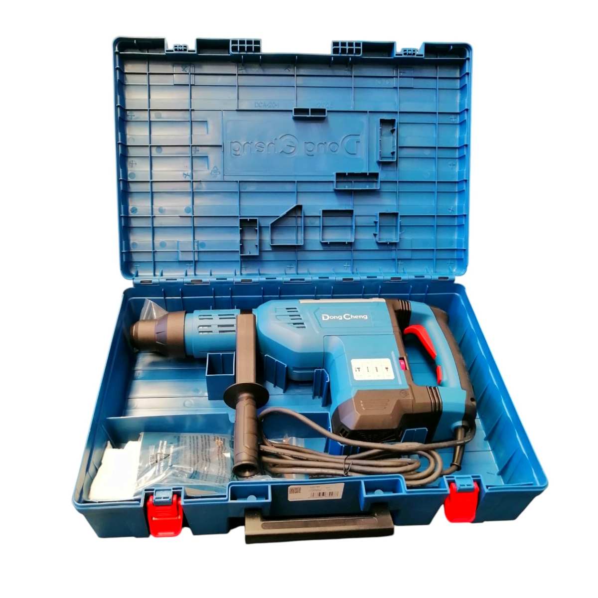 Martillo perforador demoledor Dong Cheng modelo DZC45 de 1500W, guardado en su maletín de transporte rígido de color azul con cierres rojos. La herramienta presenta un diseño industrial en azul y negro con empuñadura auxiliar y sistema de encastre SDS Max